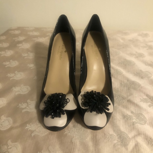 Kate Spade New York Zaria Black Patent Leather Flower Pumps Size 6.5 - Picture 3 of 9
